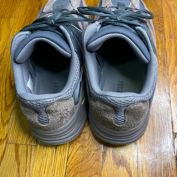 Yeezy 700 - Picture 7 of 10